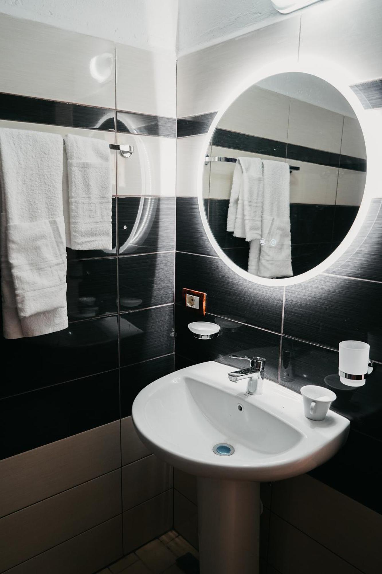 Hotel Bujtina Anlu à Nepravishte Extérieur photo